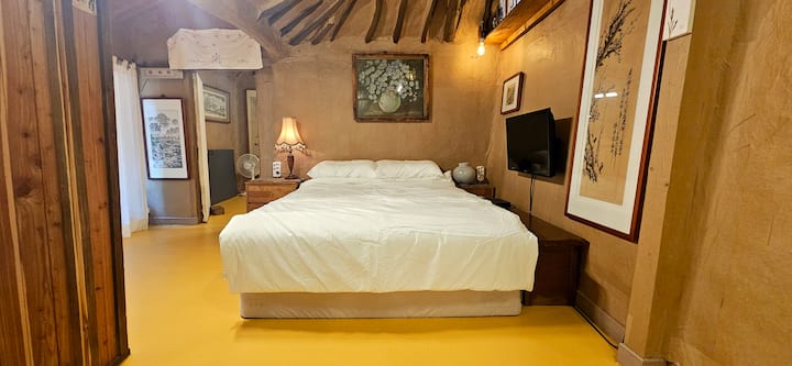 Është një hapësirë e rehatshme dhe miqësore nën çatinë me kashtë dhe ka shumë piktura dhe mbështetëse.