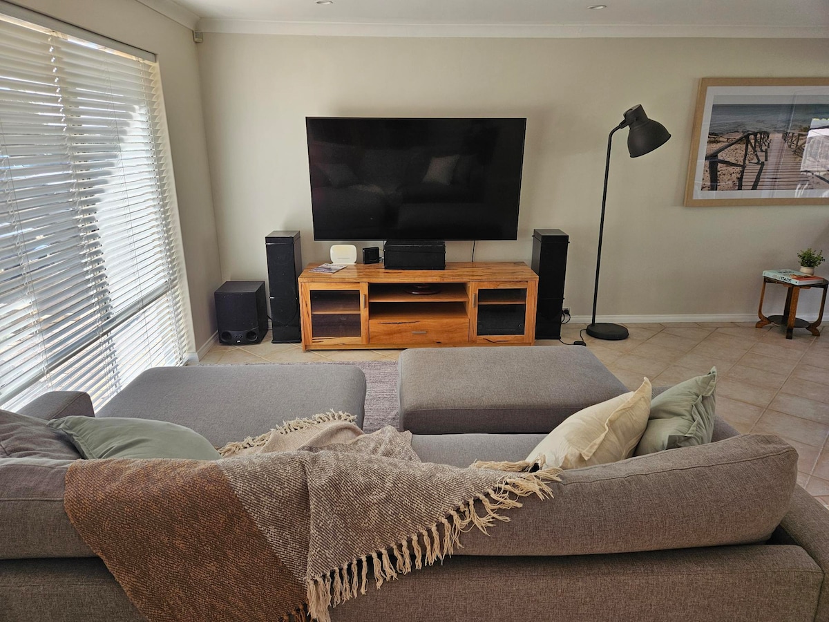 Top performing Airbnb: Mullaloo Family Entertainer in Perth