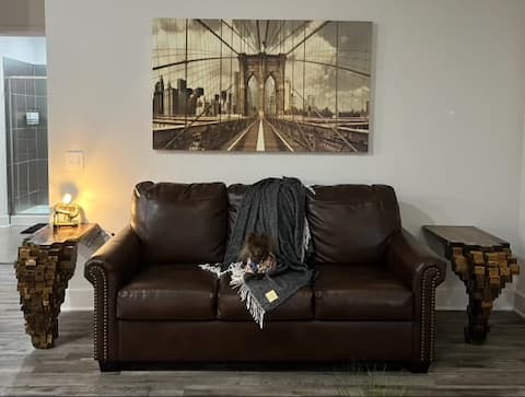 Top Airbnb: The Iron Loft - King Tempurpedic | Prime Location in Design District