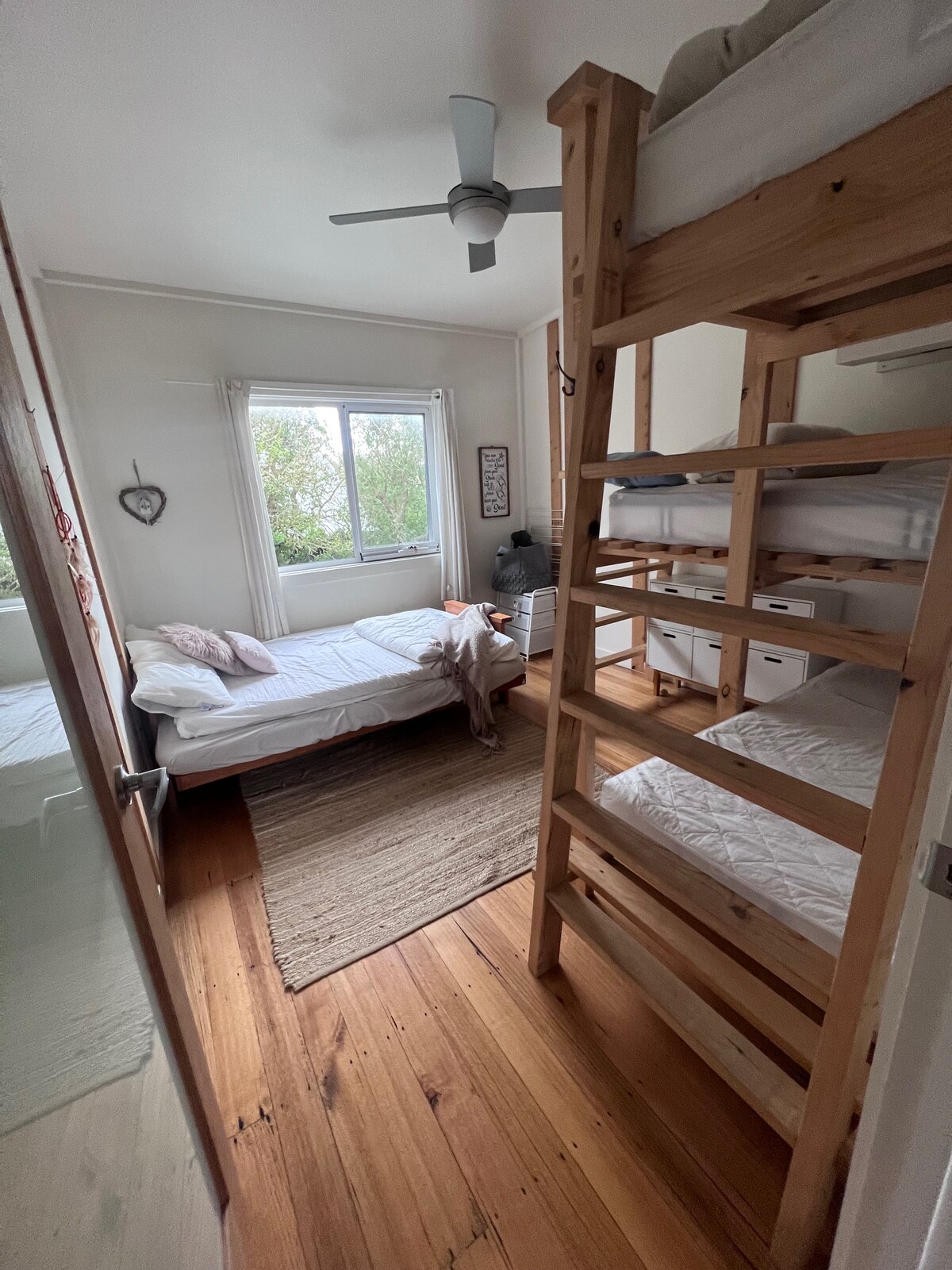 מיטת קומתיים ופוטון משולשת