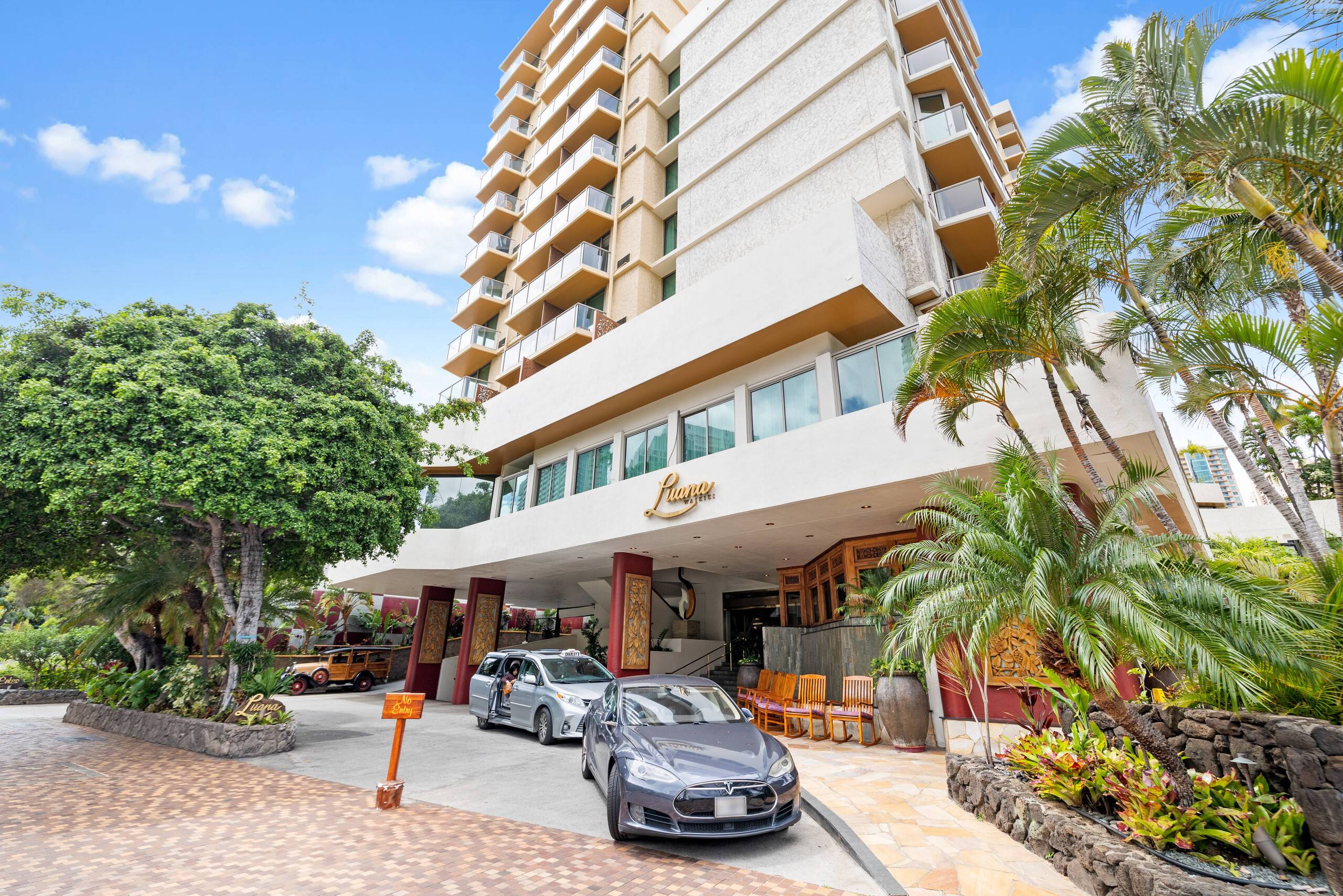 Walk to Beach! Cozy Waikiki Studio Pool + Balcony - Image 24