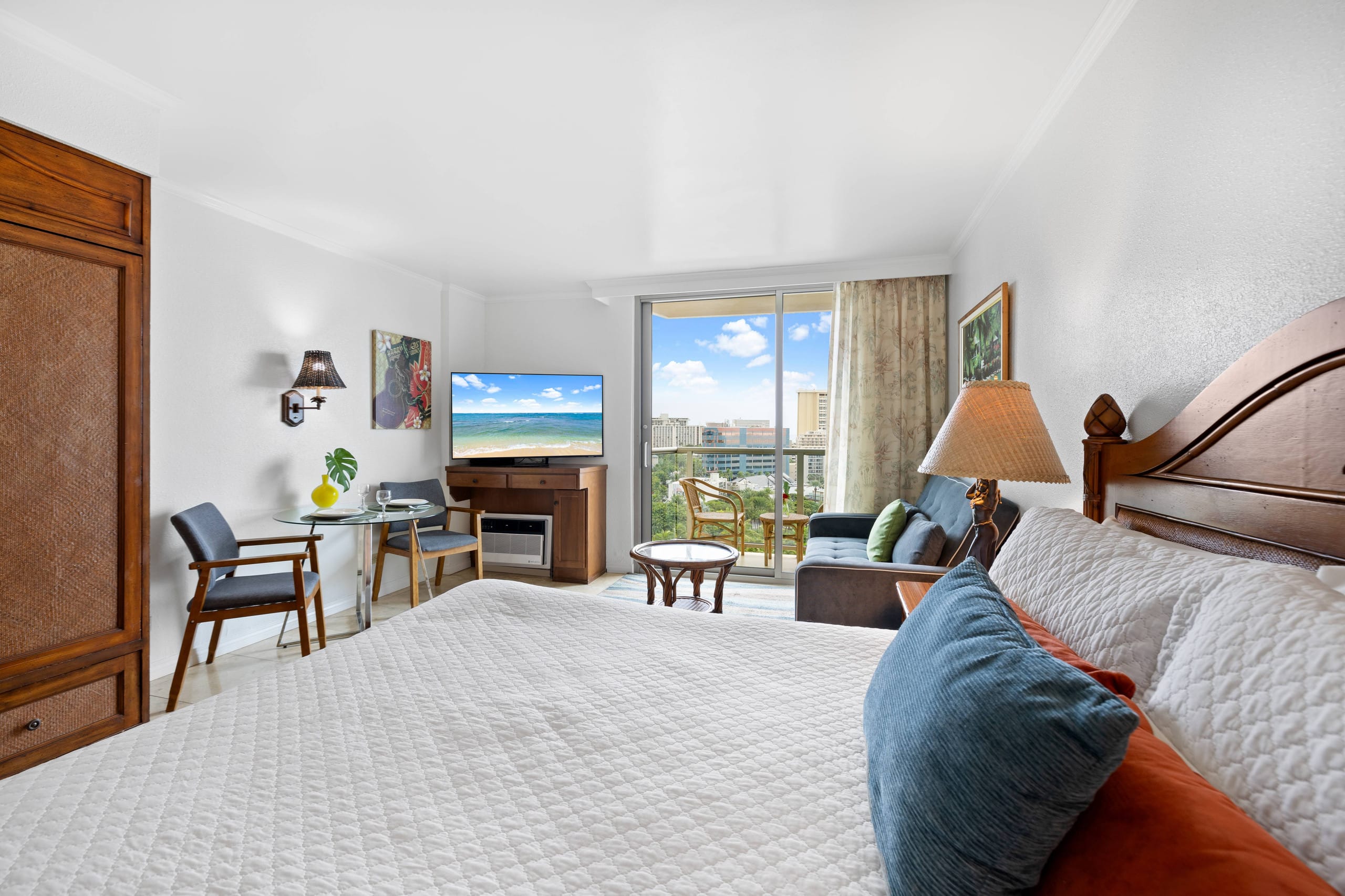 Walk to Beach! Cozy Waikiki Studio Pool + Balcony - Image 2
