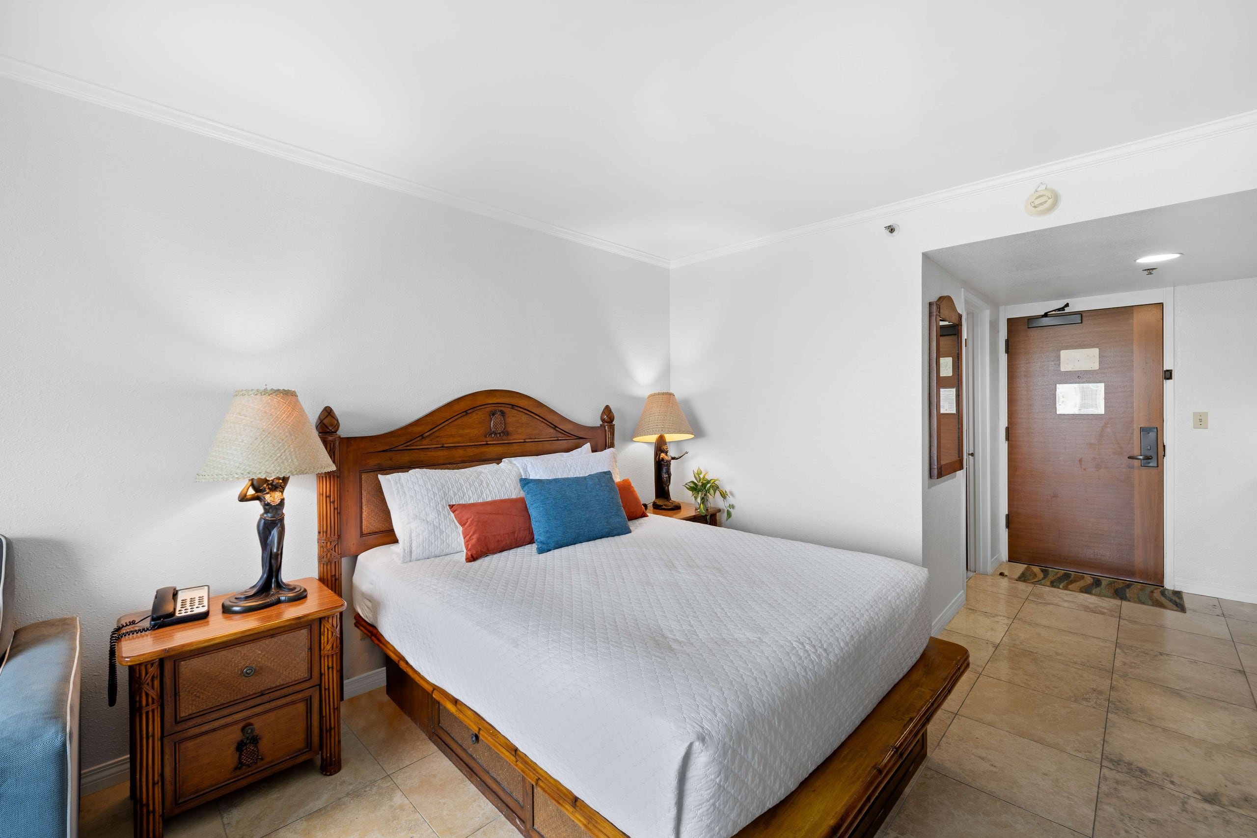 Walk to Beach! Cozy Waikiki Studio Pool + Balcony - Image 12