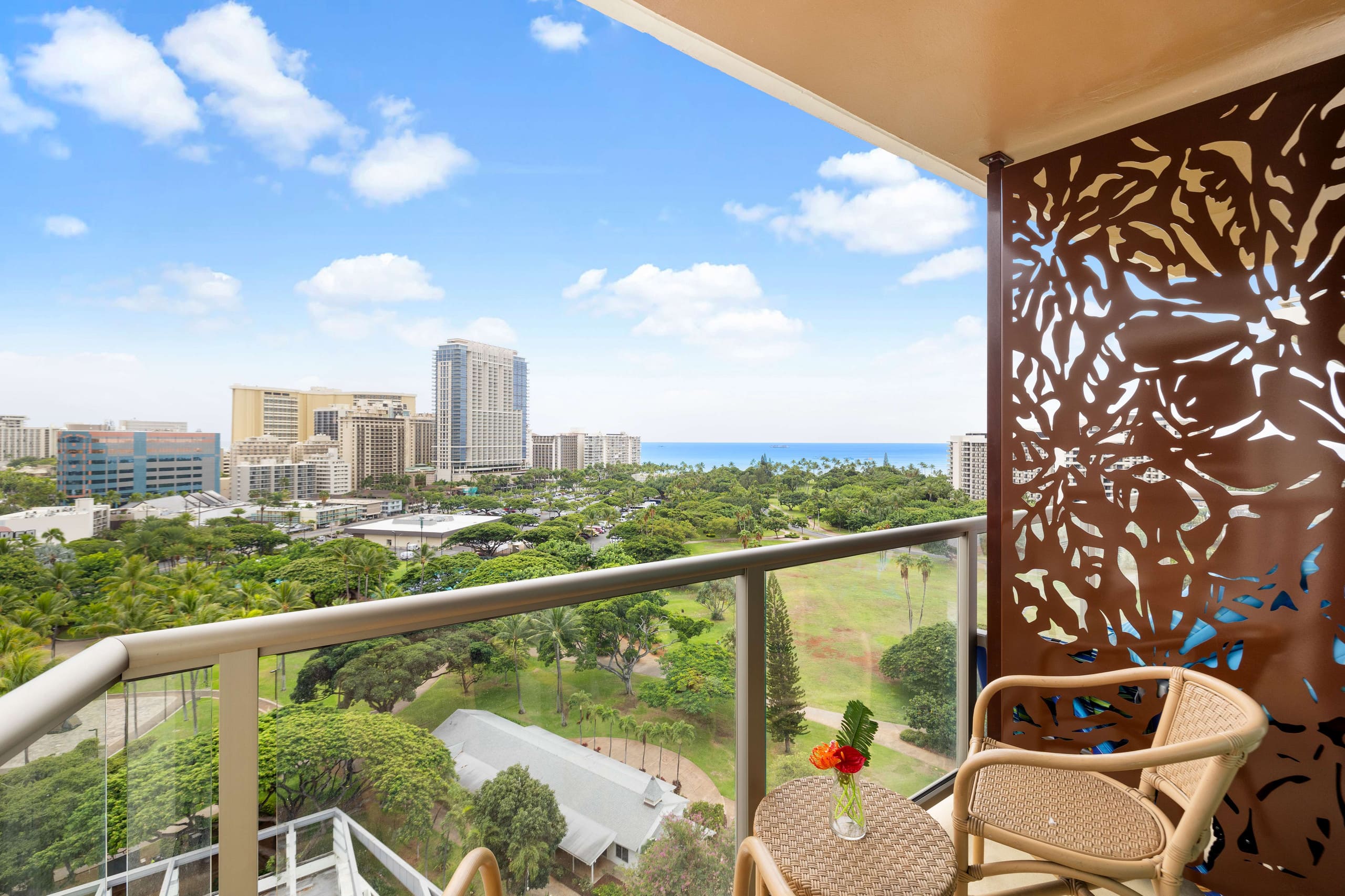 Walk to Beach! Cozy Waikiki Studio Pool + Balcony - Image 1