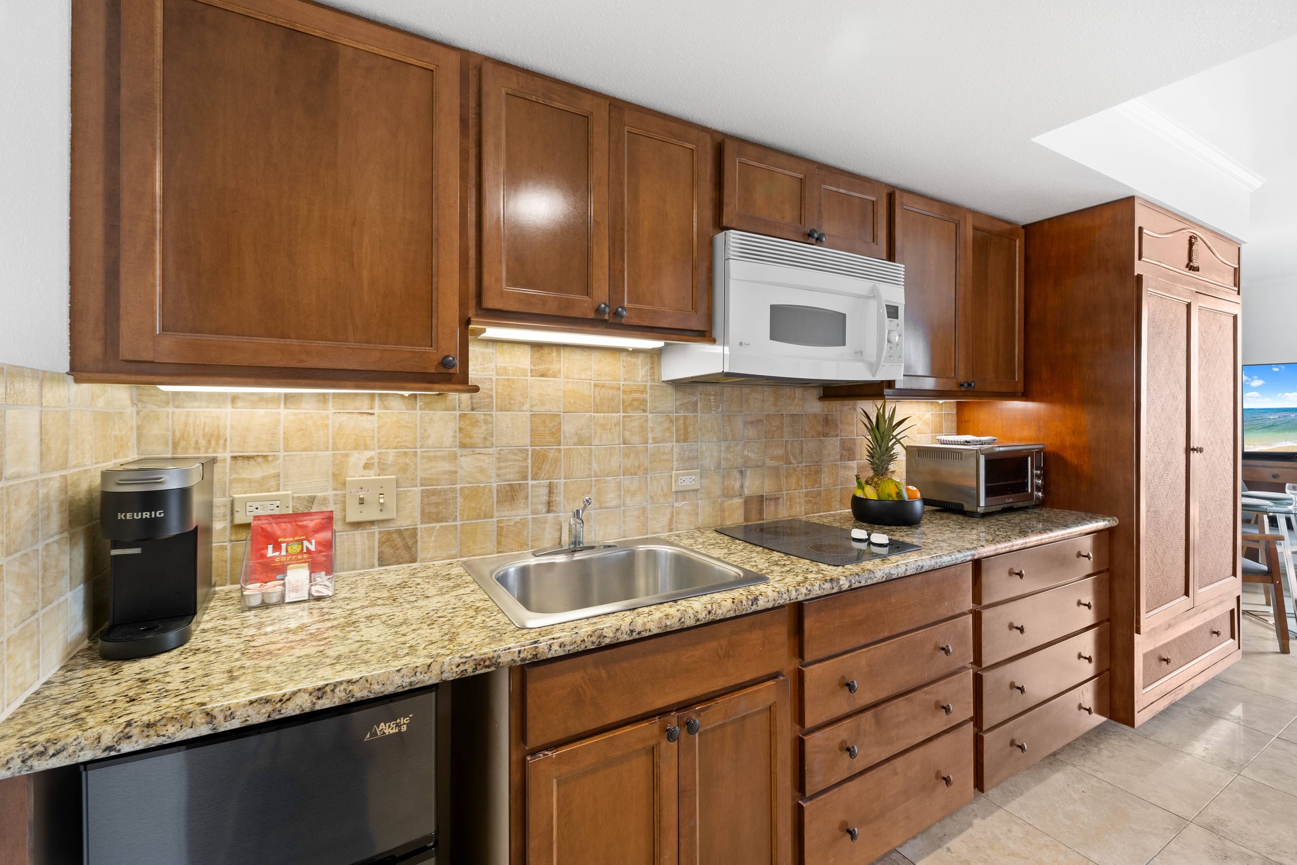 Walk to Beach! Cozy Waikiki Studio Pool + Balcony - Image 9