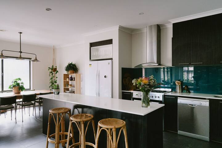 Torquay Kids Haven – Sleeps 9 gallery image 2