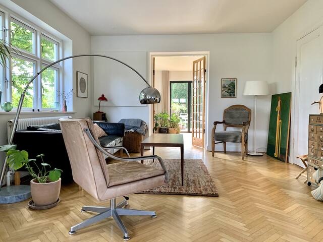 Spacious family home with lovely garden gallery image 3