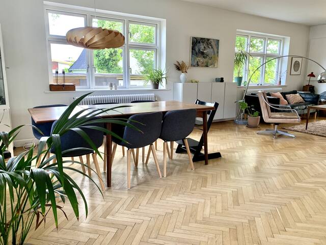 Spacious family home with lovely garden gallery image 2