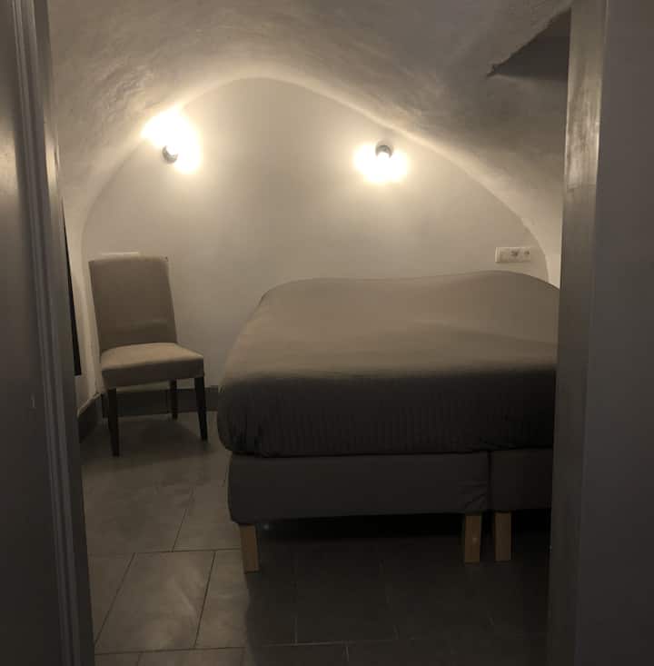 View of the bedroom with large double bed (1.8 meters by 2 meters) - View of the sleeping room with tall bed (1.8 meters by 2 meters or 6ft by 5.4 ft)