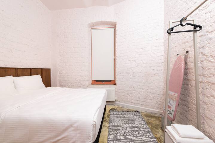 Penelope’s Loft: Just Renovated 5Br in City Centre gallery image 5