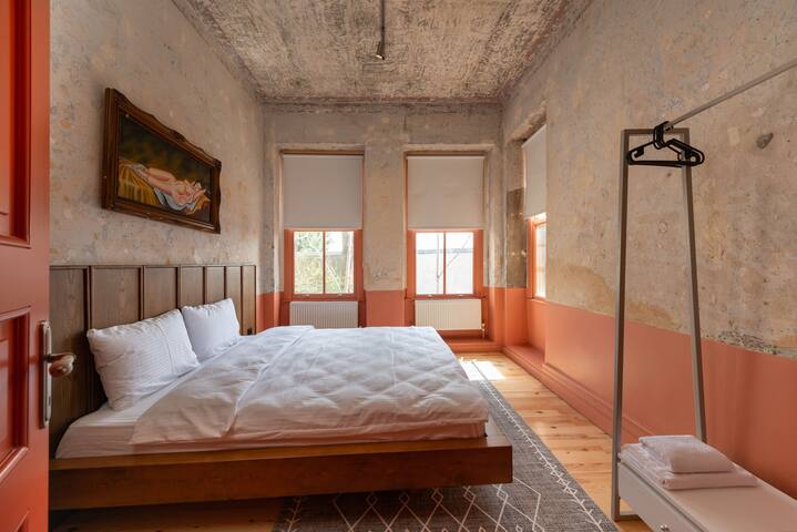 Penelope’s Loft: Just Renovated 5Br in City Centre gallery image 3