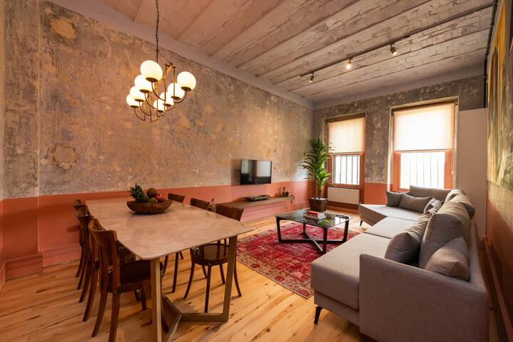 Penelope’s Loft: Just Renovated 5Br in City Centre gallery image 2