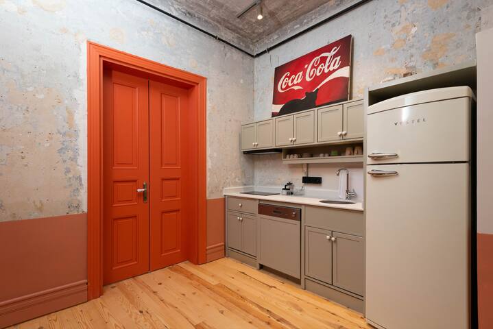 Penelope’s Loft: Just Renovated 5Br in City Centre gallery image 4