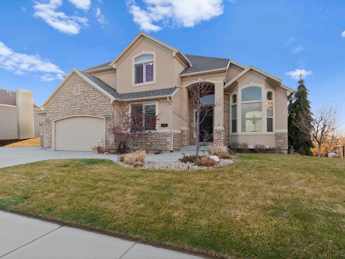 Spacious 5BR | Ski, Hike & Relax in Style