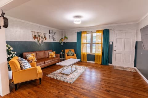 Cute Home with Near by Eats & 8 min STL Airport