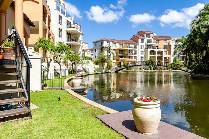 Canal Front Apartment Cape Town gallery image 3