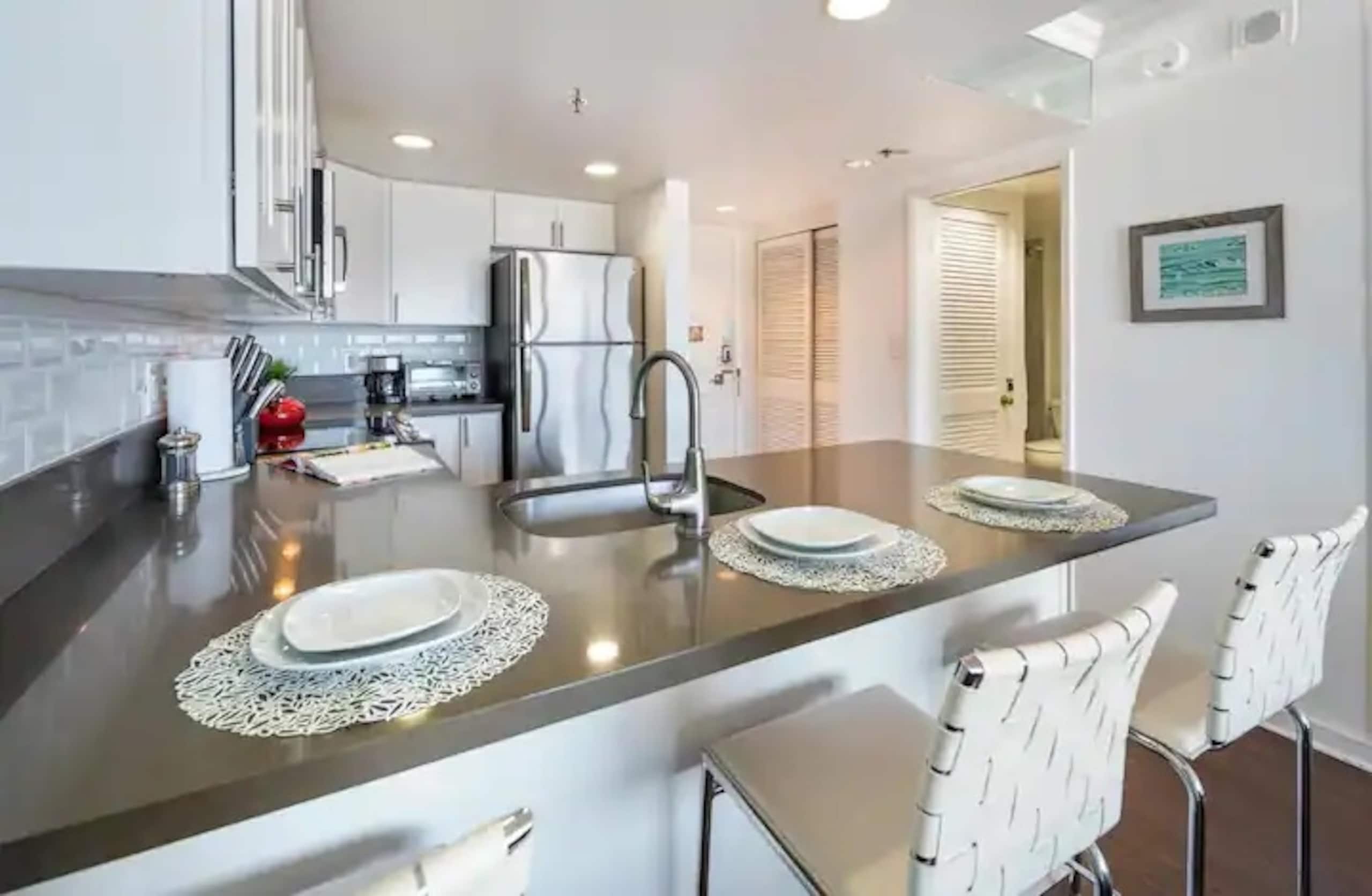Condo in Honolulu · ★4.75 · 1 bedroom · 2 beds · 1 private bath - Image 3