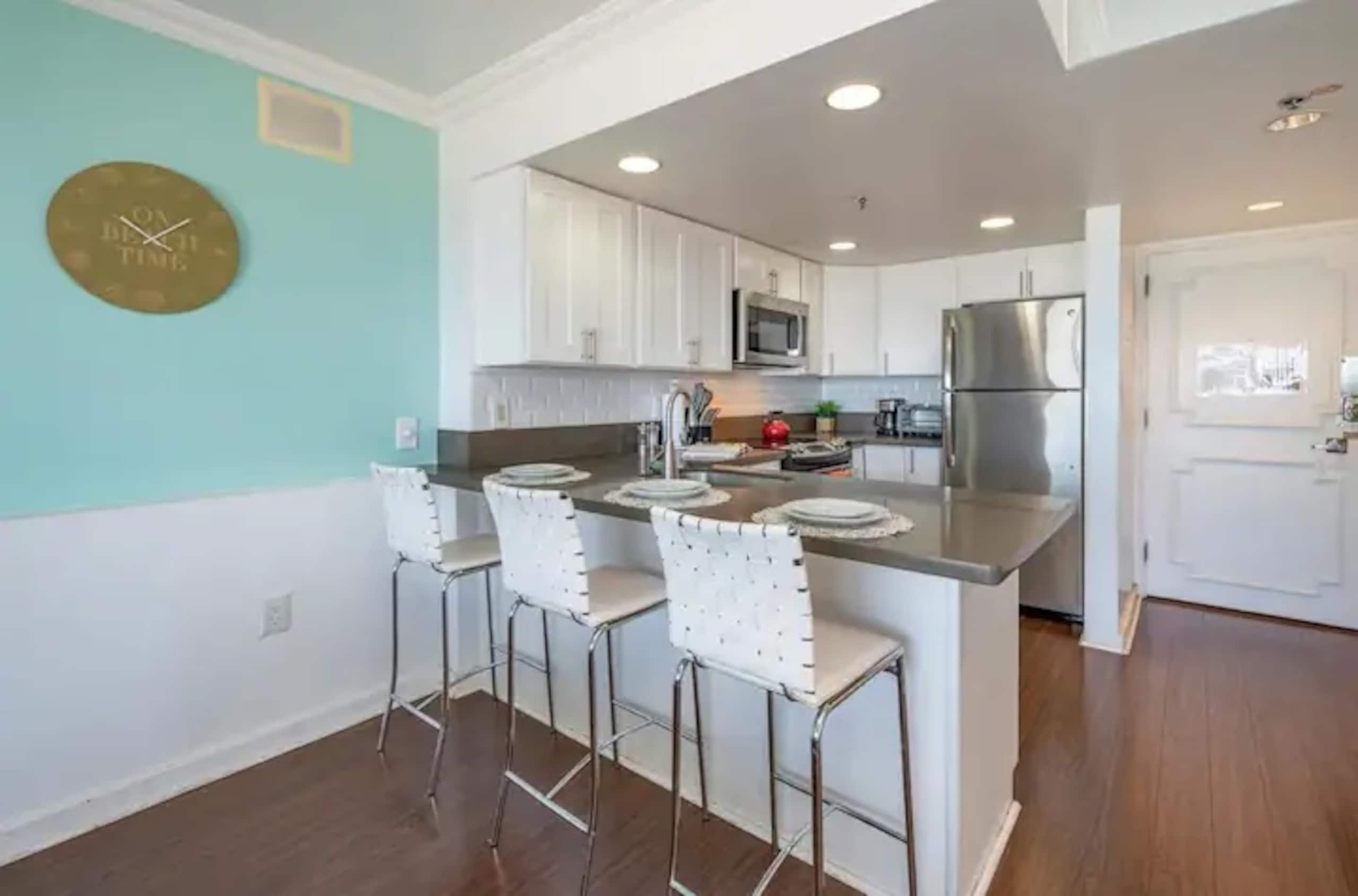 Condo in Honolulu · ★4.75 · 1 bedroom · 2 beds · 1 private bath - Image 4