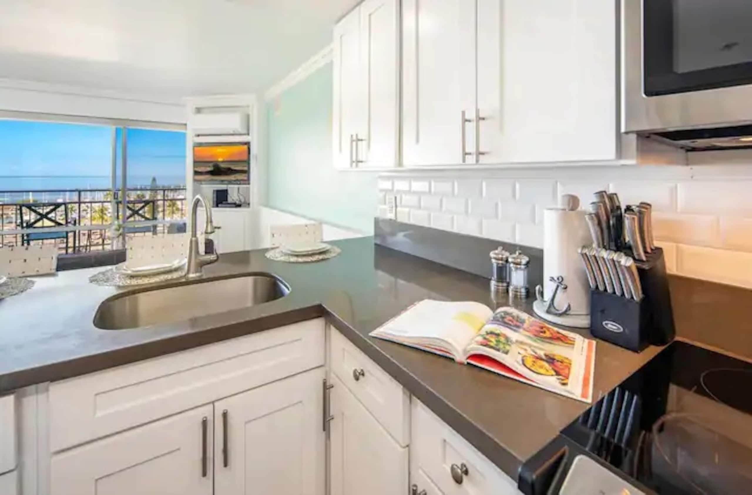 Condo in Honolulu · ★4.75 · 1 bedroom · 2 beds · 1 private bath - Image 6