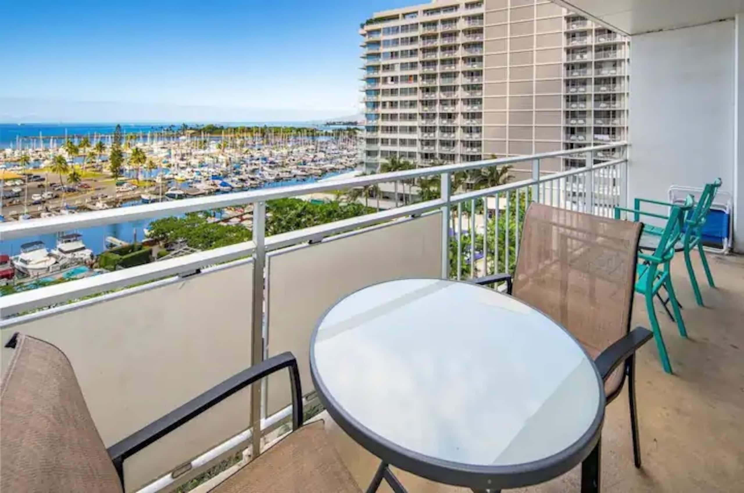 Condo in Honolulu · ★4.75 · 1 bedroom · 2 beds · 1 private bath - Image 11