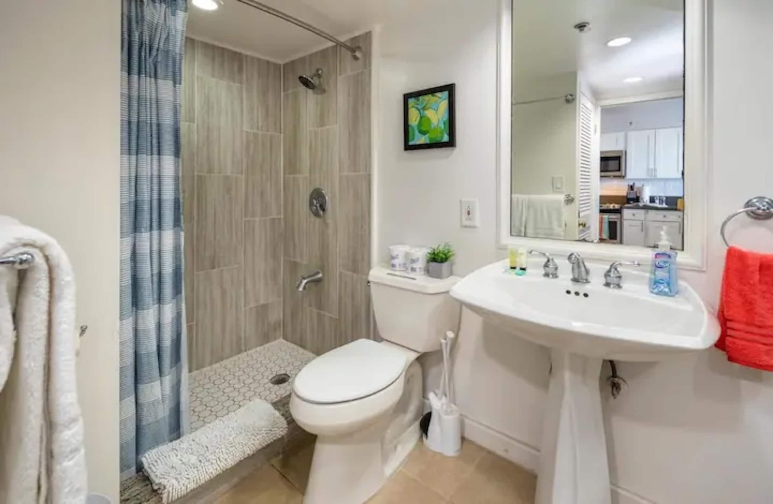 Condo in Honolulu · ★4.75 · 1 bedroom · 2 beds · 1 private bath - Image 9