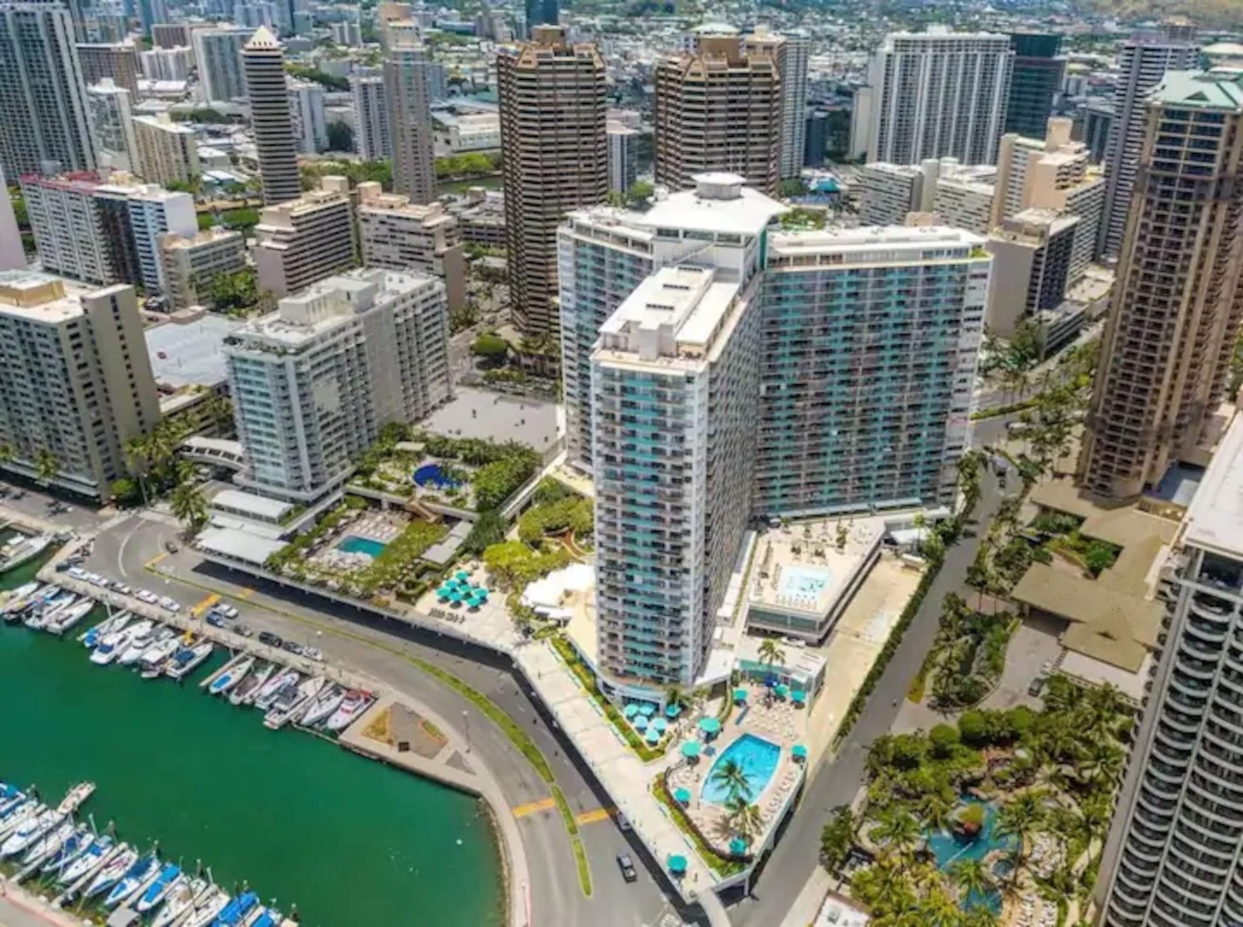 Condo in Honolulu · ★4.75 · 1 bedroom · 2 beds · 1 private bath - Image 29