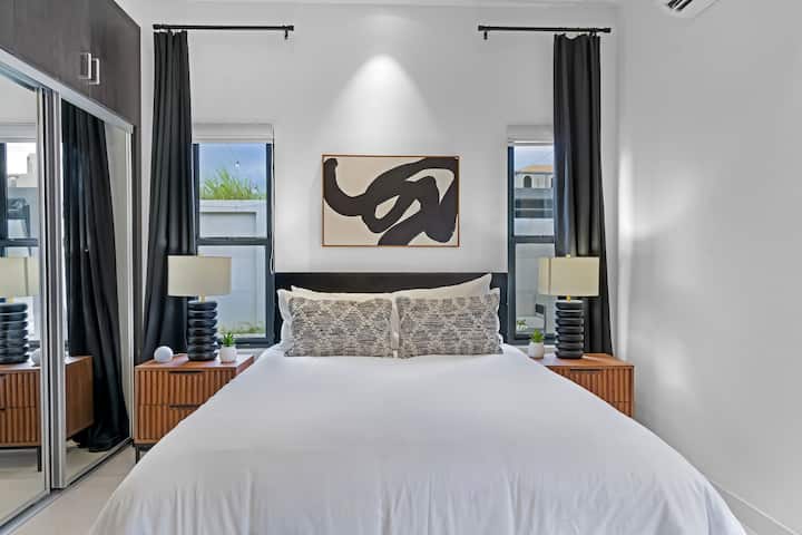 Suite 2 | Queen bed | 40 inch Samsung TV | Echo Dot w/ clock | Fan | Beach towels | Beach bag | Umbrellas | Luggage rack | Pack n Play