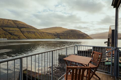 Charming Boathouse with Panoramic Fjord Views
