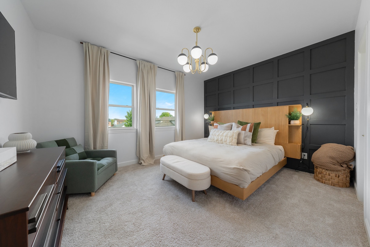 Dormitorio Desert Storm con cama tamaño king, TV de 55 pulgadas y cama con silla adicional