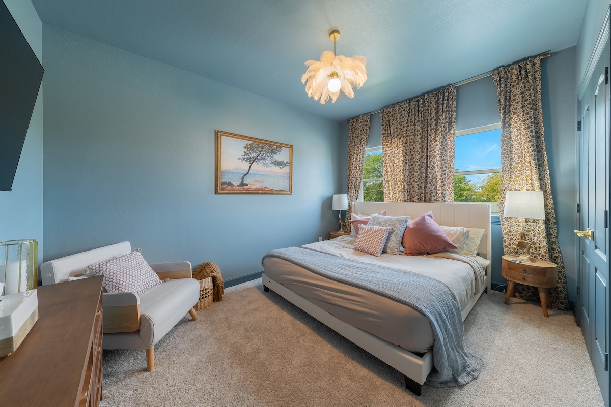 Gran habitación Gatsby con una cama tamaño king, cama con silla adicional y TV de 55 pulgadas