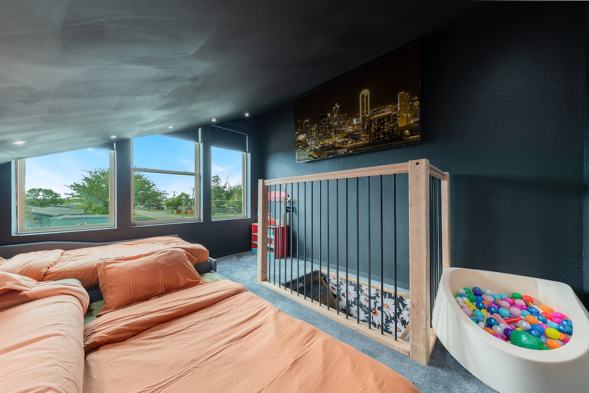 Te damos la bienvenida a nuestro cine en casa de juegos, con luces empotradas y atenuables, sombras oscuras, un divertido pozo de bolas y un fabricante de palomitas de maíz estilo teatro. Es el mejor lugar para que los niños disfruten de aventuras cinematográficas y momentos lúdicos. 