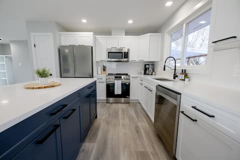 Modern Charm | Free WIFI | Smart TVs | Long Stays!