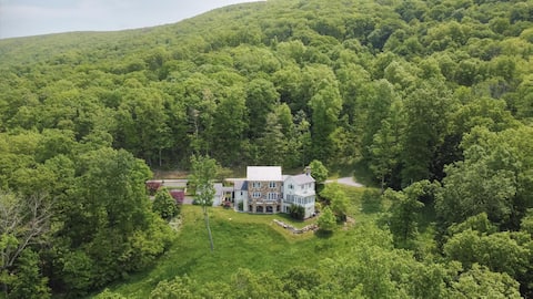 Mtn Views from Every Room, Homestead 1 mile!