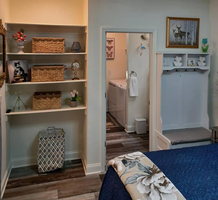 Დამატებითი სივრცე და ტანსაცმლის დასაკიდი კარადა და ჩემოდნები.  Ისიამოვნეთ სრული აბაზანის კონფიდენციალურობით სარეცხი მანქანითა და საშრობით. 