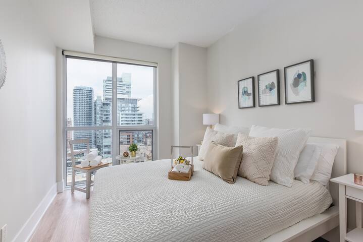 Stylish Stunning Condo w/ Free Parking gallery image 4