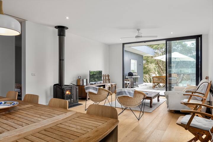 Sleek, Stylish Royal Family Abode in Portsea gallery image 5