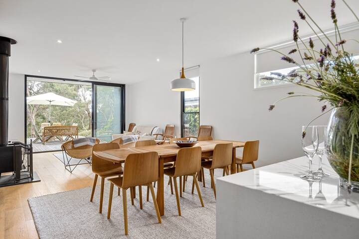 Sleek, Stylish Royal Family Abode in Portsea gallery image 2