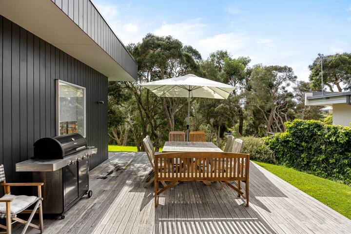 Sleek, Stylish Royal Family Abode in Portsea gallery image 4