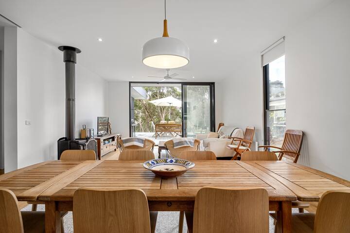 Sleek, Stylish Royal Family Abode in Portsea gallery image 3