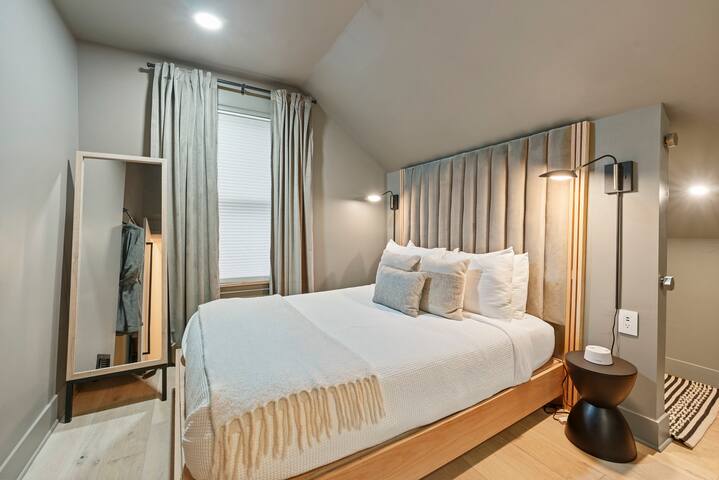 Modern Manor in Historic German Village gallery image 4