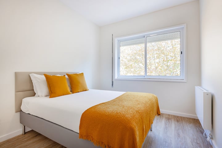 חדר שינה עם מיטה זוגית וארון.