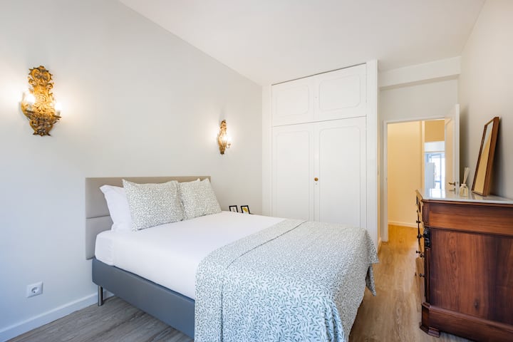 חדר שינה עם מיטה זוגית וארון.