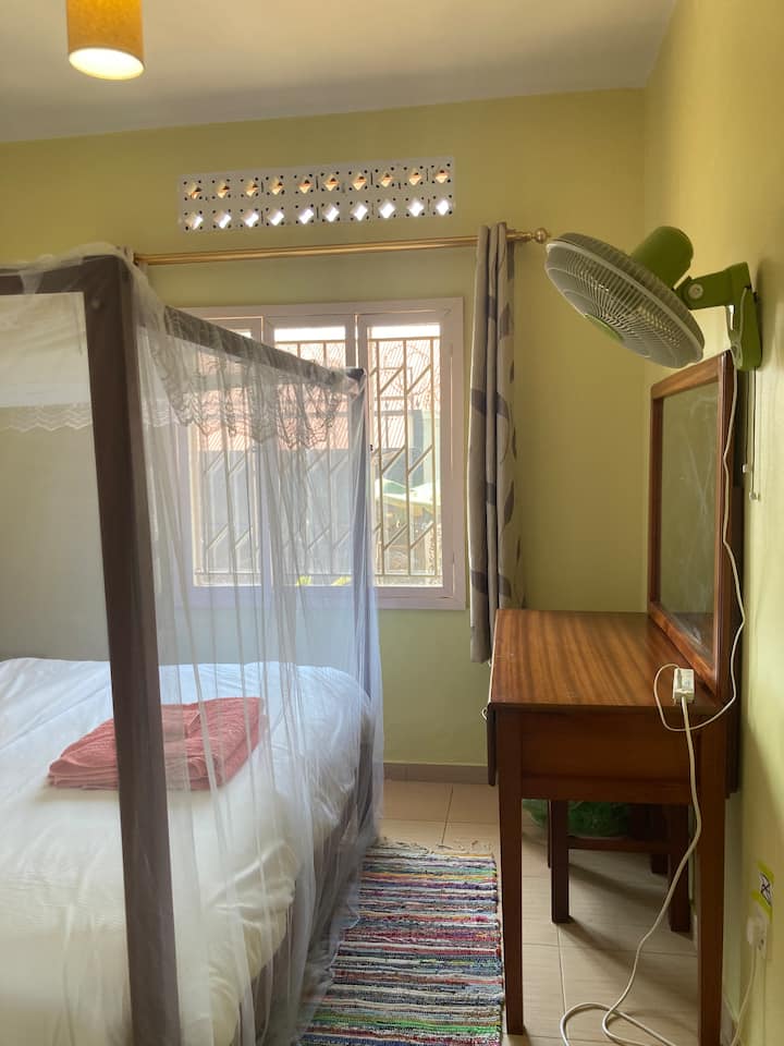 Dhomë gjumi me ventilator në mur me krevat dopio "king" në dhomë
