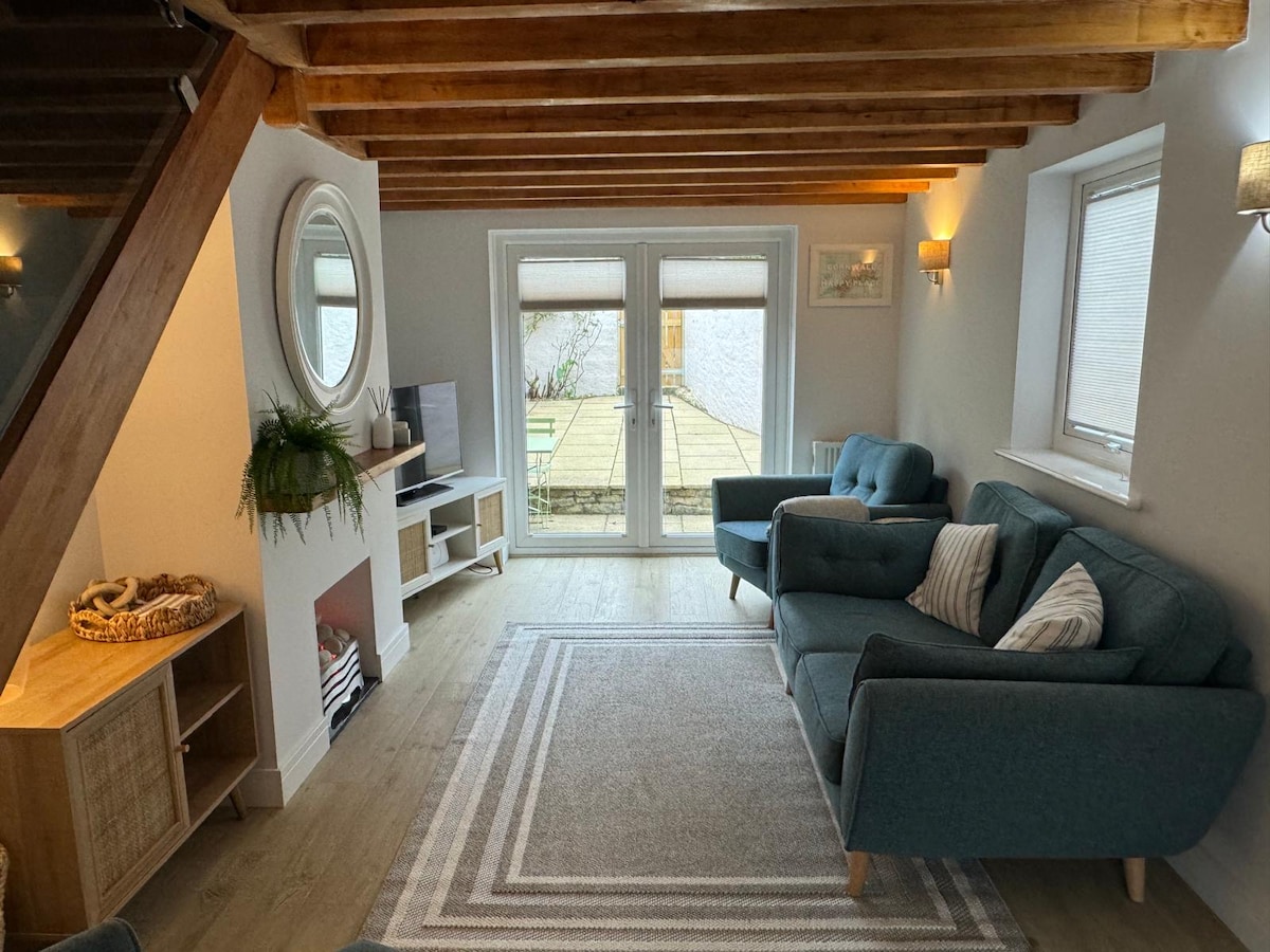 Successful Airbnb property: Cosy Rosslyn Cottage in the Heart of Porthleven in Porthleven