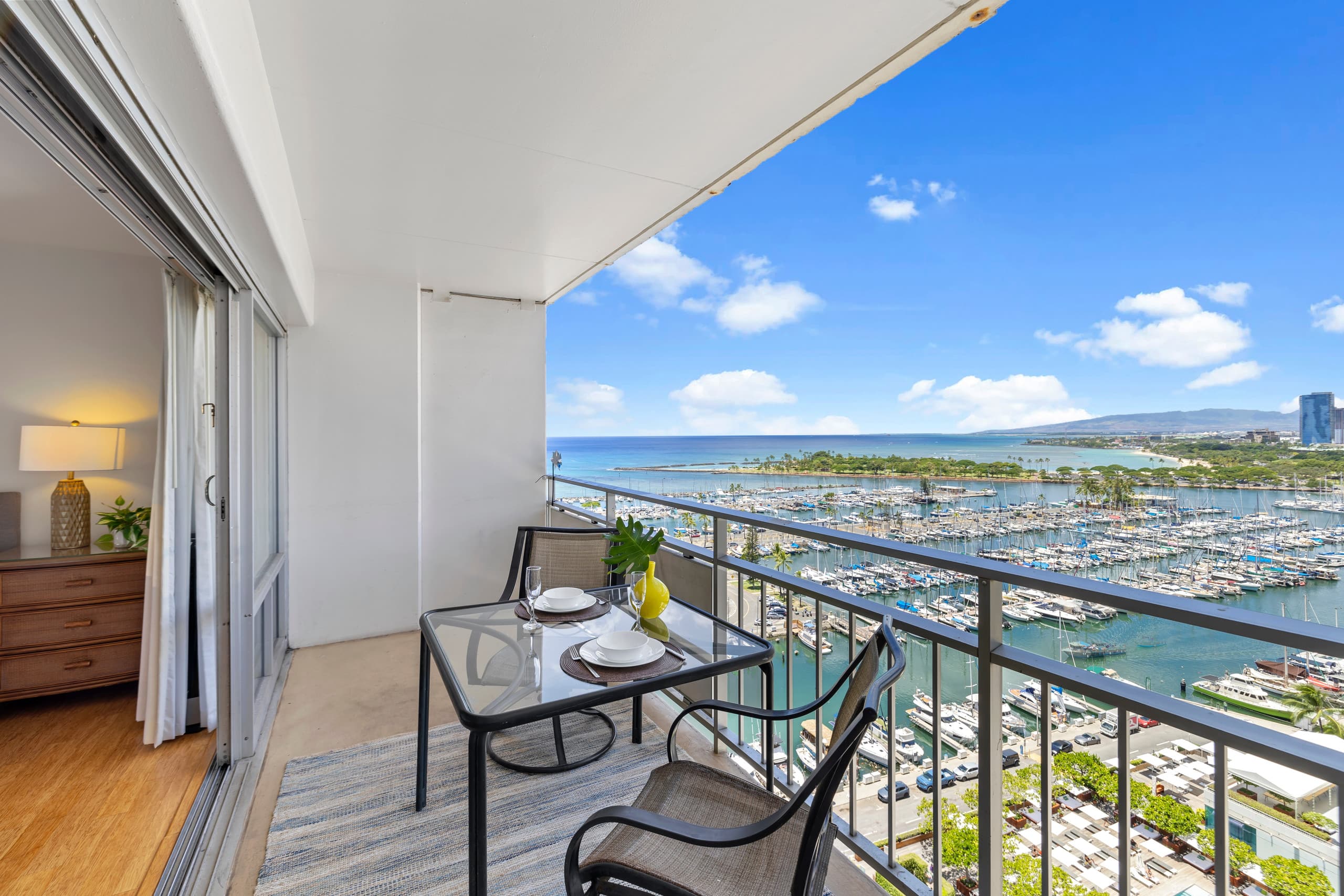 Oceanfront Waikiki+Balcony Views +no fees - Image 13