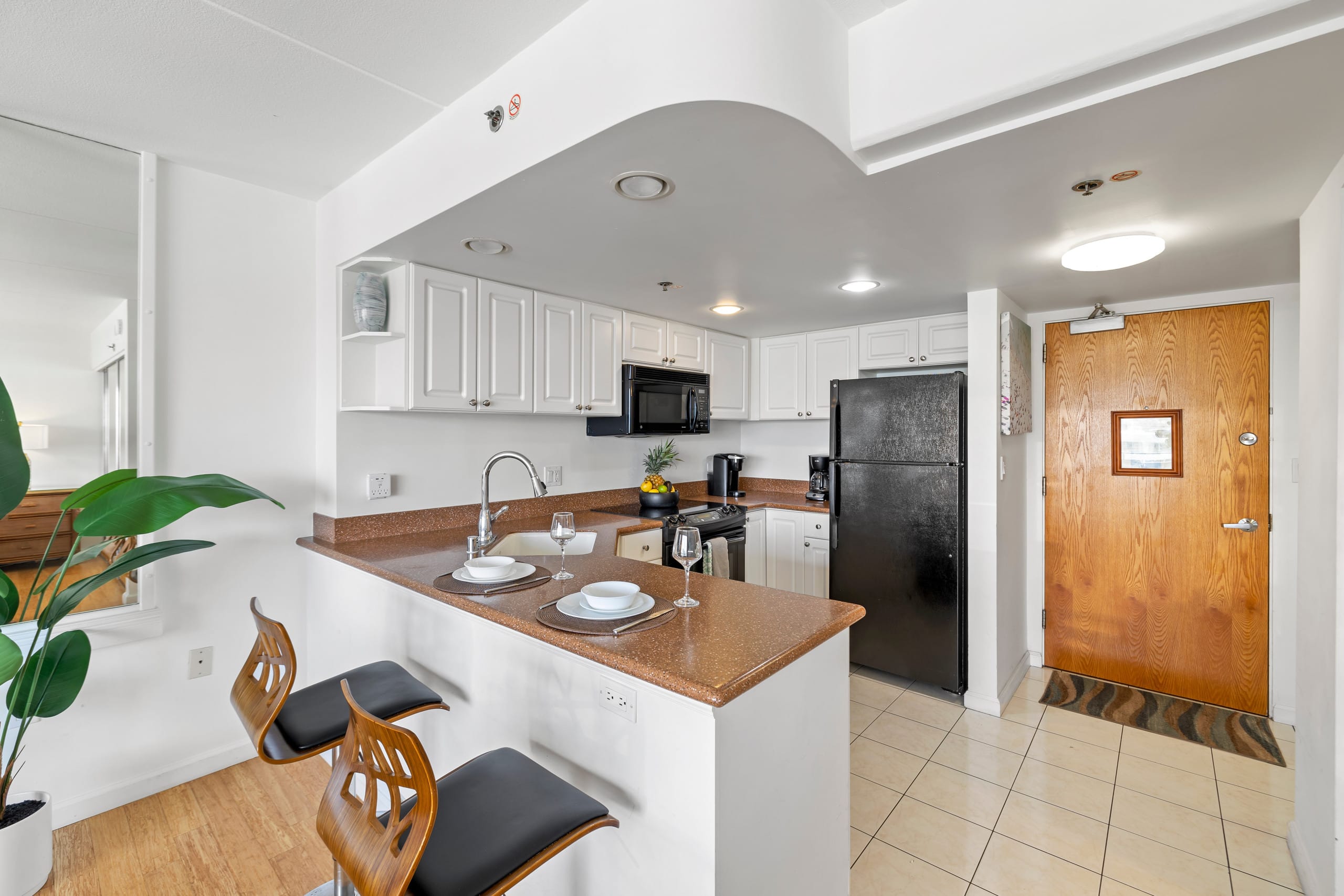 Oceanfront Waikiki+Balcony Views +no fees - Image 8