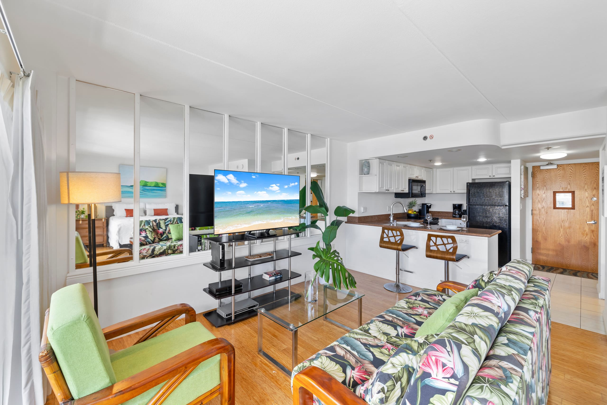 Oceanfront Waikiki+Balcony Views +no fees - Image 5