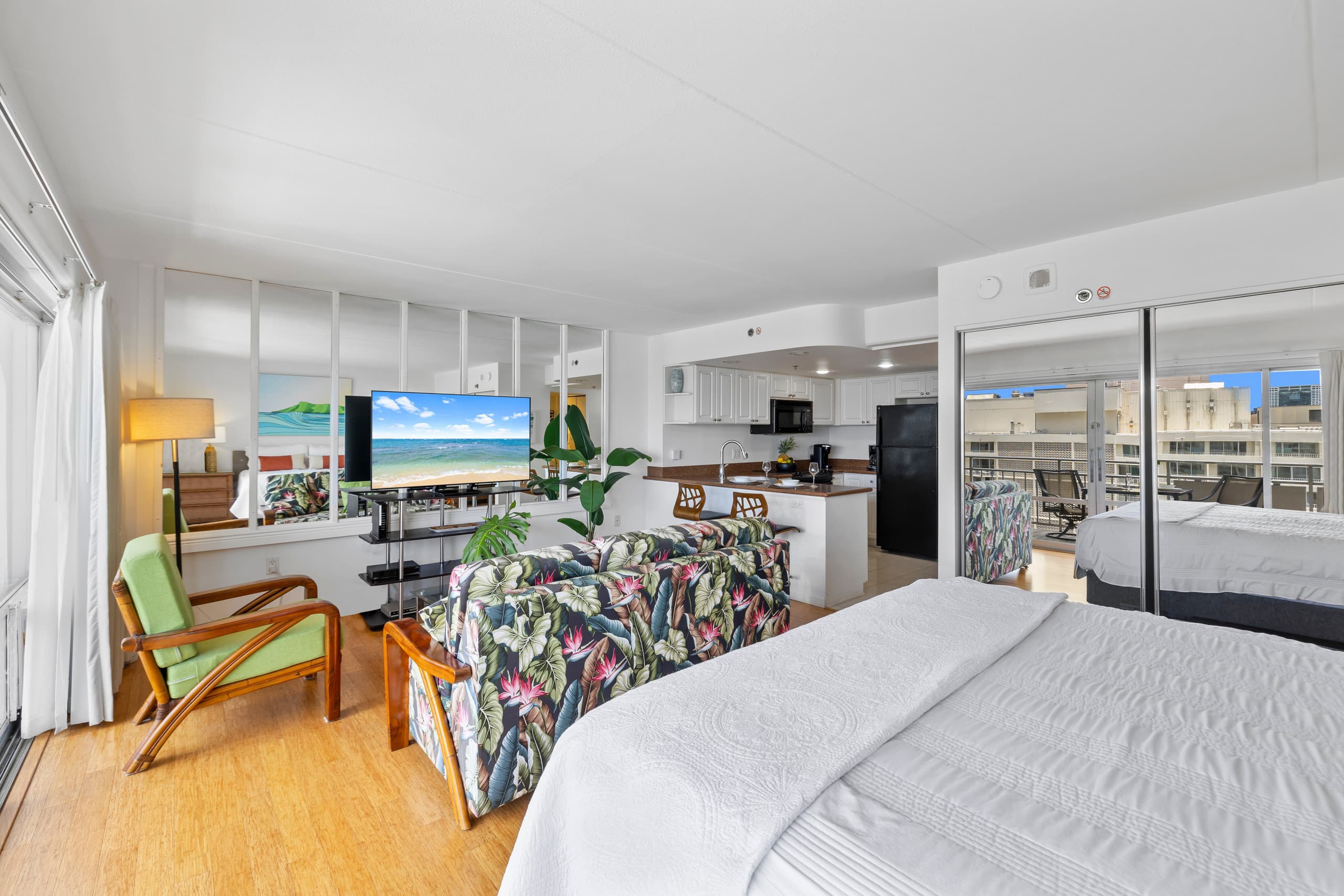 Oceanfront Waikiki+Balcony Views +no fees - Image 10