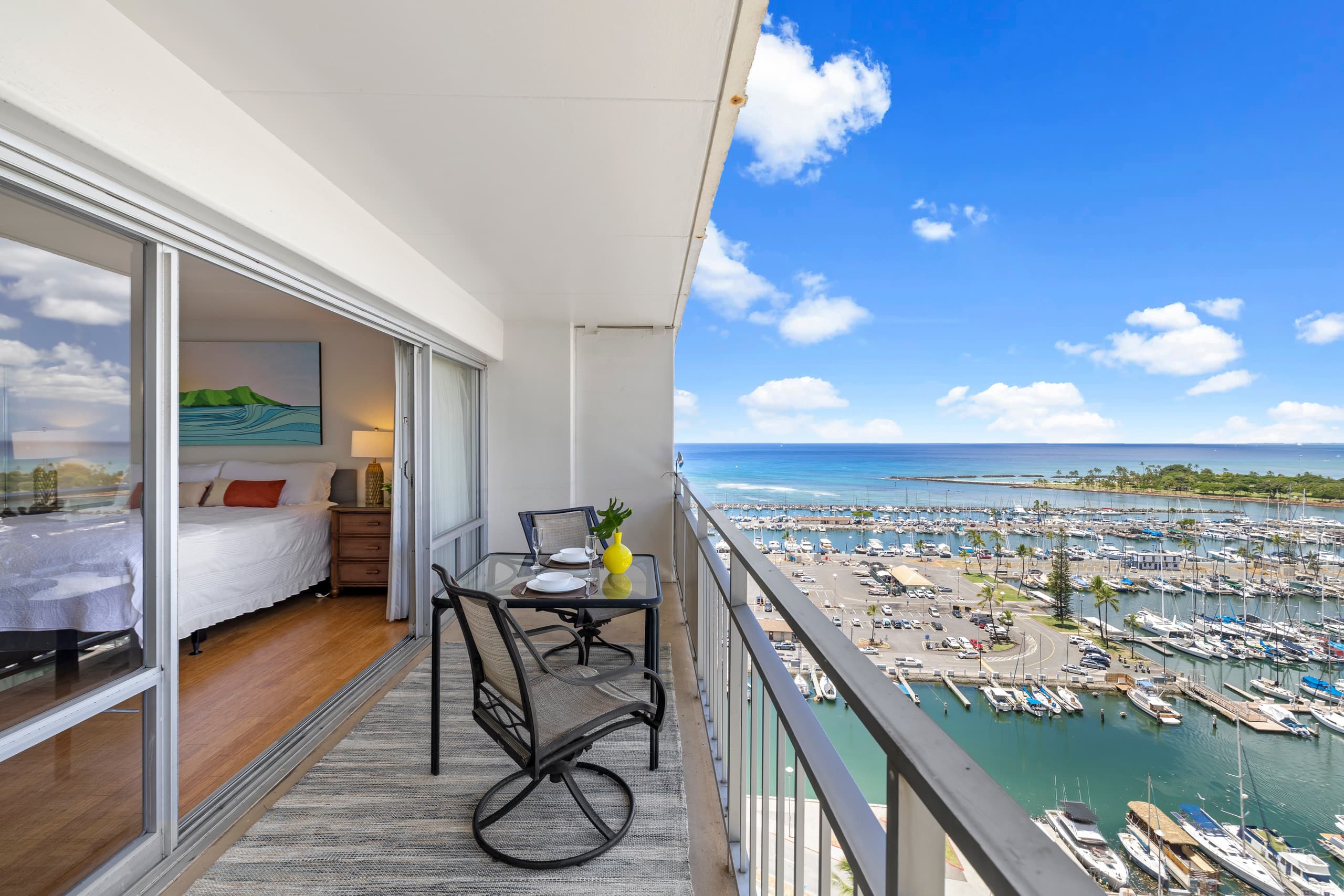 Oceanfront Waikiki+Balcony Views +no fees - Image 2