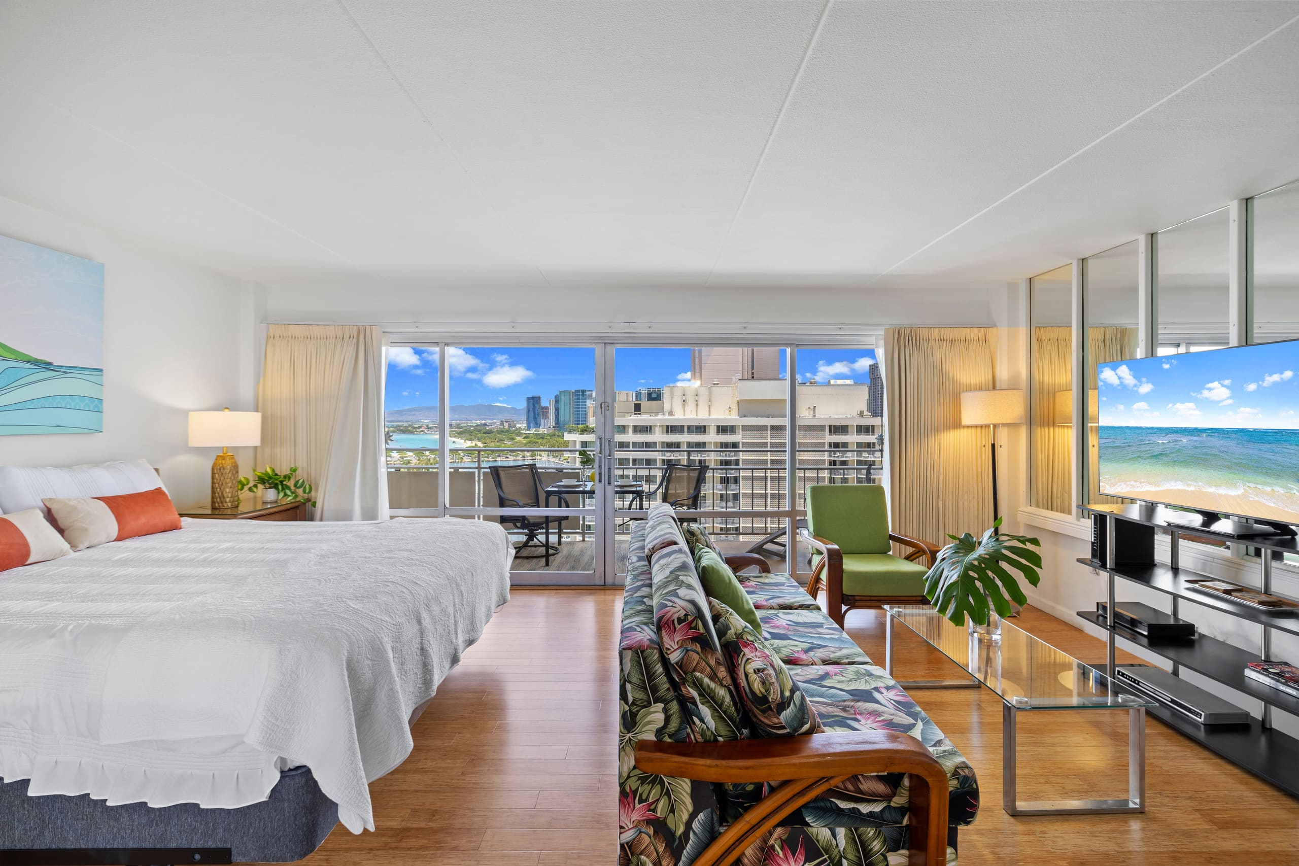 Oceanfront Waikiki+Balcony Views +no fees - Image 3